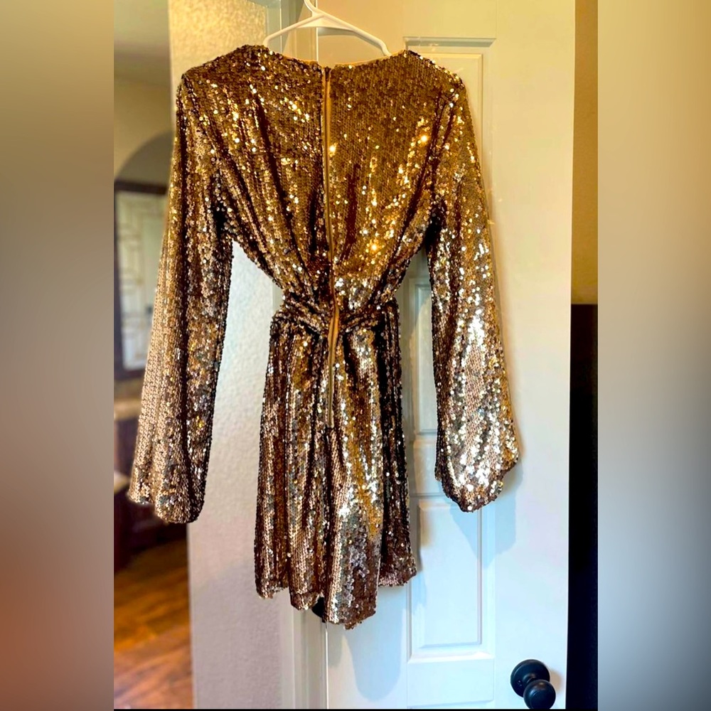Gorgeous NEVER WORN TAGS Still ON Medium gold sequins above the knee dress